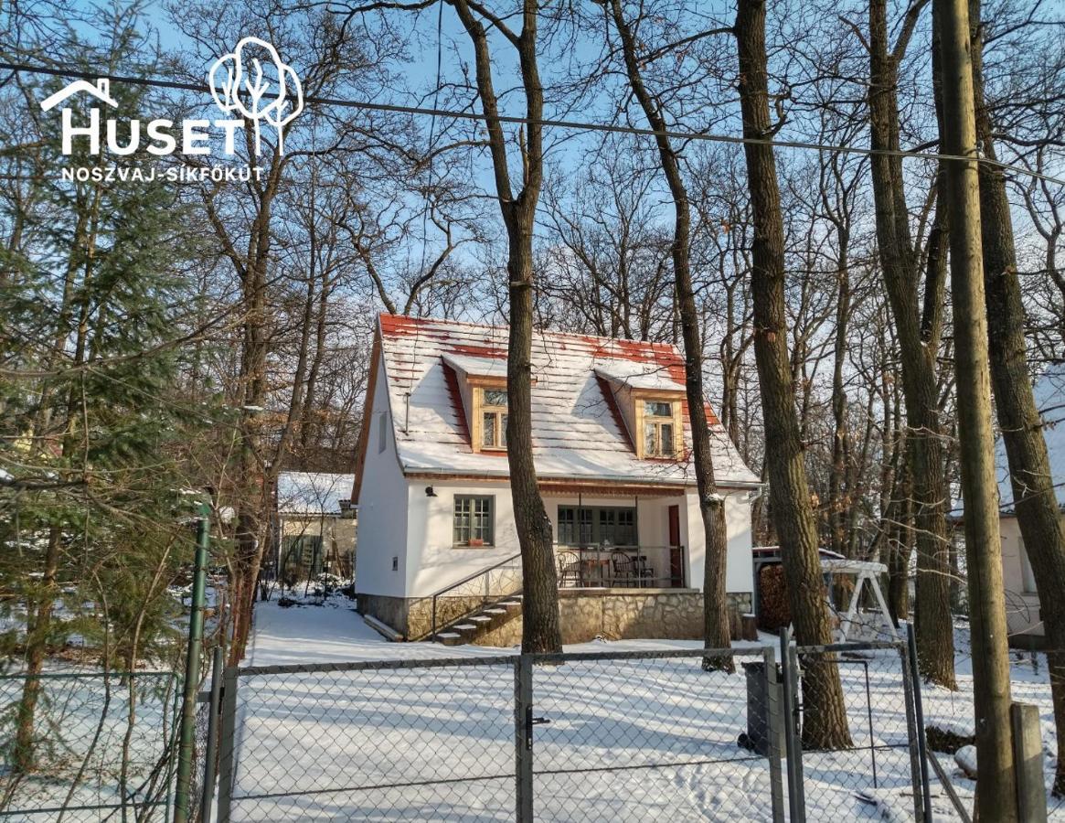 Noszvaj Huset Apartment Bagian luar foto